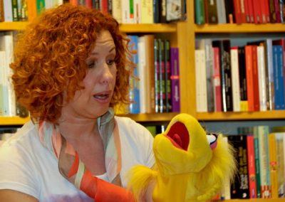 Ulrike Motschiunig liest mit Handpuppe