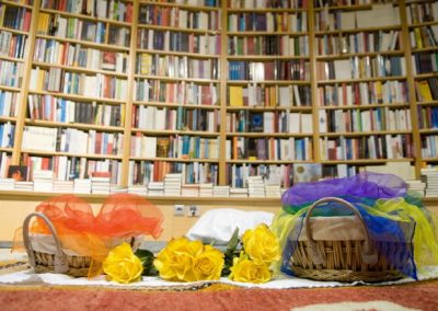 Bunte Tücher und gelbe Rosen