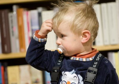 Kleinkind mit Schnuller denkt nach