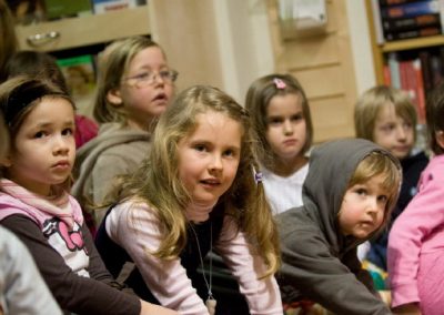 Kinder lauschen gebannt im Stuhlkreis