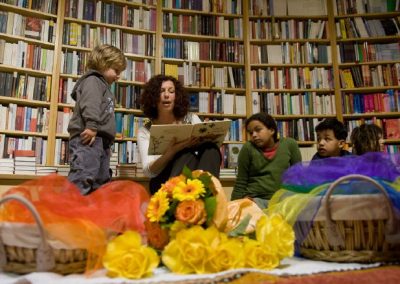 Ulrike Motschiunig mit bunten Tüchern