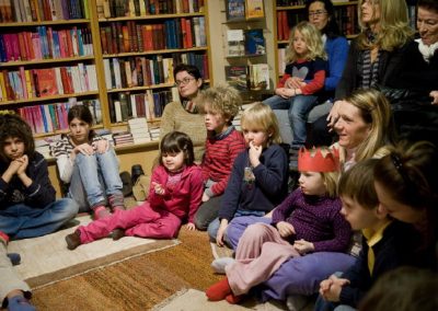Kinder lauschen spannender Geschichte