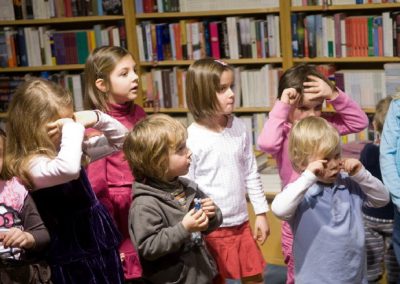 Kinder spielen mit Bewegungen und Mimik