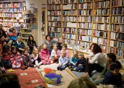 Ulrike Motschiunig liest großer Kindergruppe