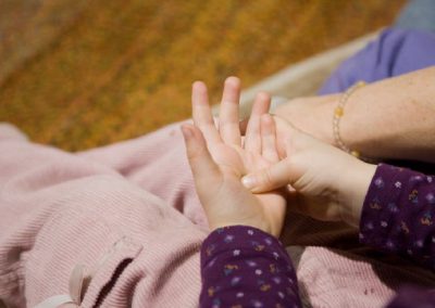 Kinderhände beim Fingerspiel