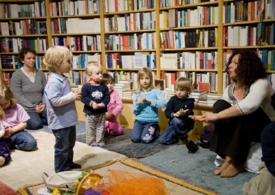 Ulrike Motschiunig im Gespräch mit Kindern