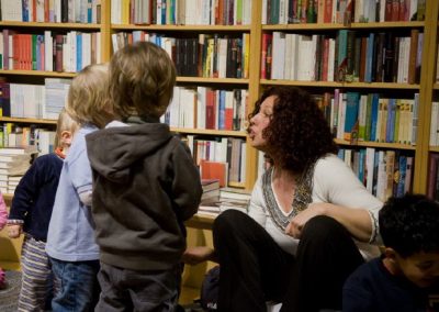 Ulrike Motschiunig spricht mit Kindern