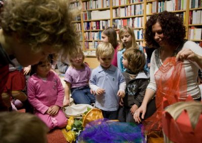 Kinder entdecken Farben und Geschichten