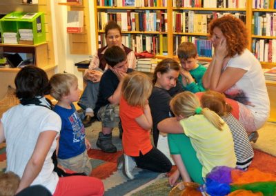 Kinder spielen mimisch eine Szene