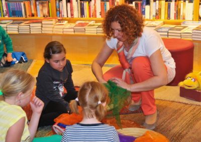 Ulrike Motschiunig zeigt bunten Stoff