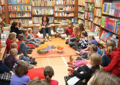 Ulrike Motschiunig liest Kindern vor