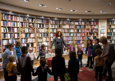 Ulrike Motschiunig im Kreis mit Kindern
