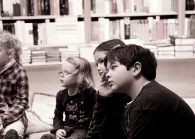 Kinder hören Kinderbuch mit Interesse