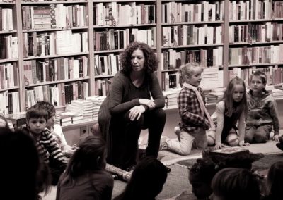 Ulrike Motschiunig liest Kindern vor