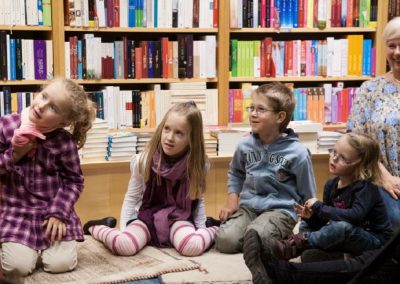 Kinder lachen bei Kinderbuchlesung
