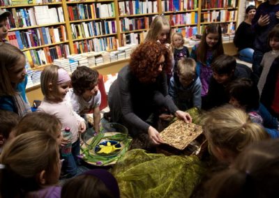 Ulrike Motschiunig zeigt Kindern ein Tablett