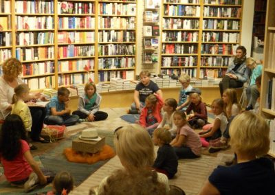 Kinder sitzen gespannt im Buchkreis