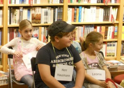 Kinder mit Namensschildern bei Mitmachlesung