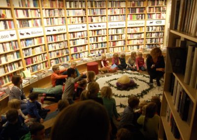 Kinder lauschen Ulrike Motschiunig im Bücherkreis