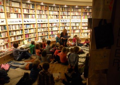 Ulrike Motschiunig liest Kindern im Buchkreis vor