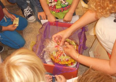 Kinder öffnen bunt verpacktes Geschenk