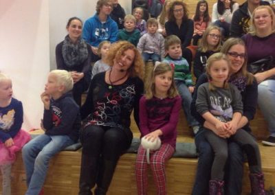 Ulrike Motschiunig mit Kindern und Eltern bei Lesung