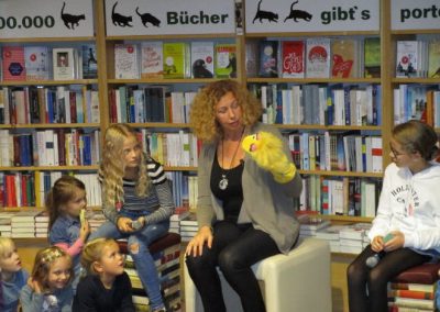Ulrike Motschiunig mit Handpuppe bei Kinderlesung