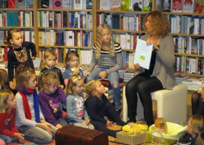 Ulrike Motschiunig zeigt Buchseite bei Lesung