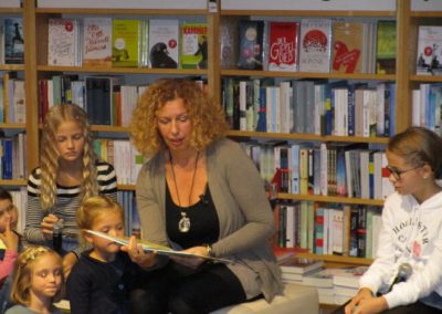 Ulrike Motschiunig liest Kinderbuch in Buchhandlung