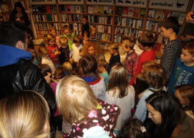 Kindergruppe hört Ulrike Motschiunig im Buchladen zu