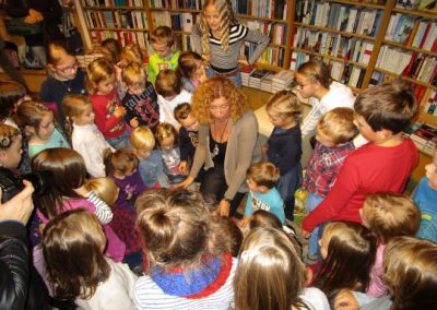 Ulrike Motschiunig interaktive Lesung mit großer Kindergruppe
