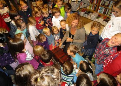 Ulrike Motschiunig umgeben von Kindern bei Lesung