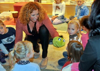 Ulrike Motschiunig spielt mit Kindern und Puppe