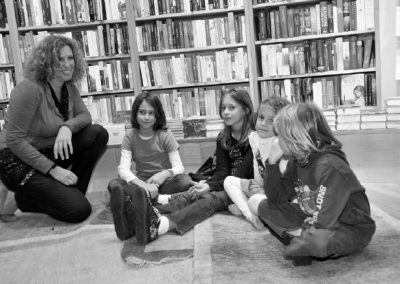 Ulrike Motschiunig im Gespräch mit Schulkindern