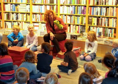 Ulrike Motschiunig liest mit Handpuppe im Buchladen