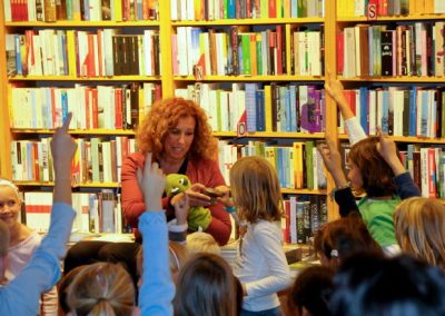 Ulrike Motschiunig interagiert mit Kindern im Buchladen
