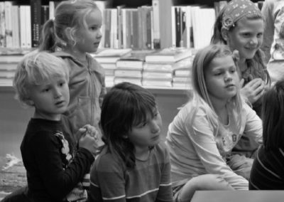 Ulrike Motschiunig im Gespräch mit Schulkindern