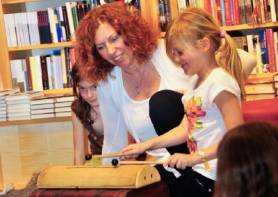 Ulrike Motschiunig musiziert mit Kindern
