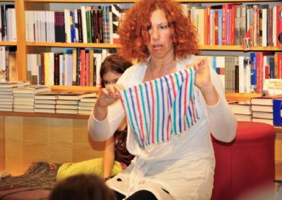 Ulrike Motschiunig zeigt Stoff bei Lesung